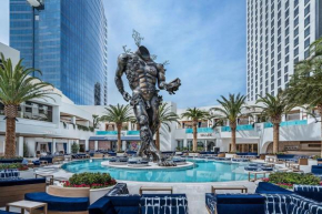 Stunning Escape Top Floor Strip-View Studio 31316
